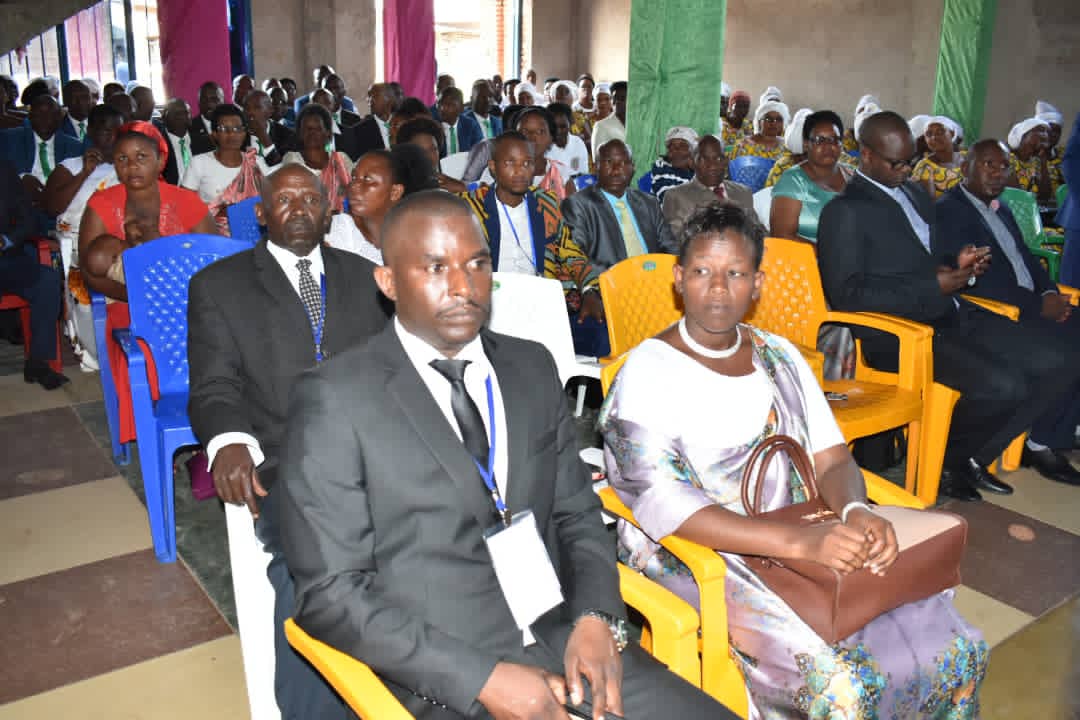 HonSinzohagera's tweet photo. #Burundi Ntawundi azoshitsa ivyawe atari Imana ari naco gituma wohanga amaso yawe Uboraho, Kuko niwe azi ivyawe ntawobishitsa atabizi. Nayo iteramira ijambo ryayo kugira ngo irishitse, ntihinduka nk'umwana umuntu ariko ngo yarirahiye ko atawundi azorishitsa atari Uboraho. https://t.co/UAgf6eunKR