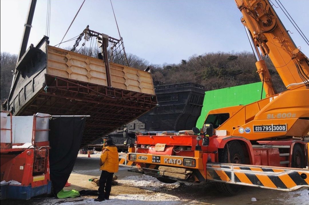KangHaNeul_PH's tweet photo. [UPDATE] The 92 round of filming has been difficult yesterday due to delays and all staff &amp; actors have been working despite the cold weather (negative temp).

continuation below ⬇️

#SKY #KangHaNeul #강하늘 #カンハヌル #HanHyoJoo #LeeKwangSoo #KwonSangWoo #해적2 #도깨비깃발 https://t.co/MWzSAYwEmu