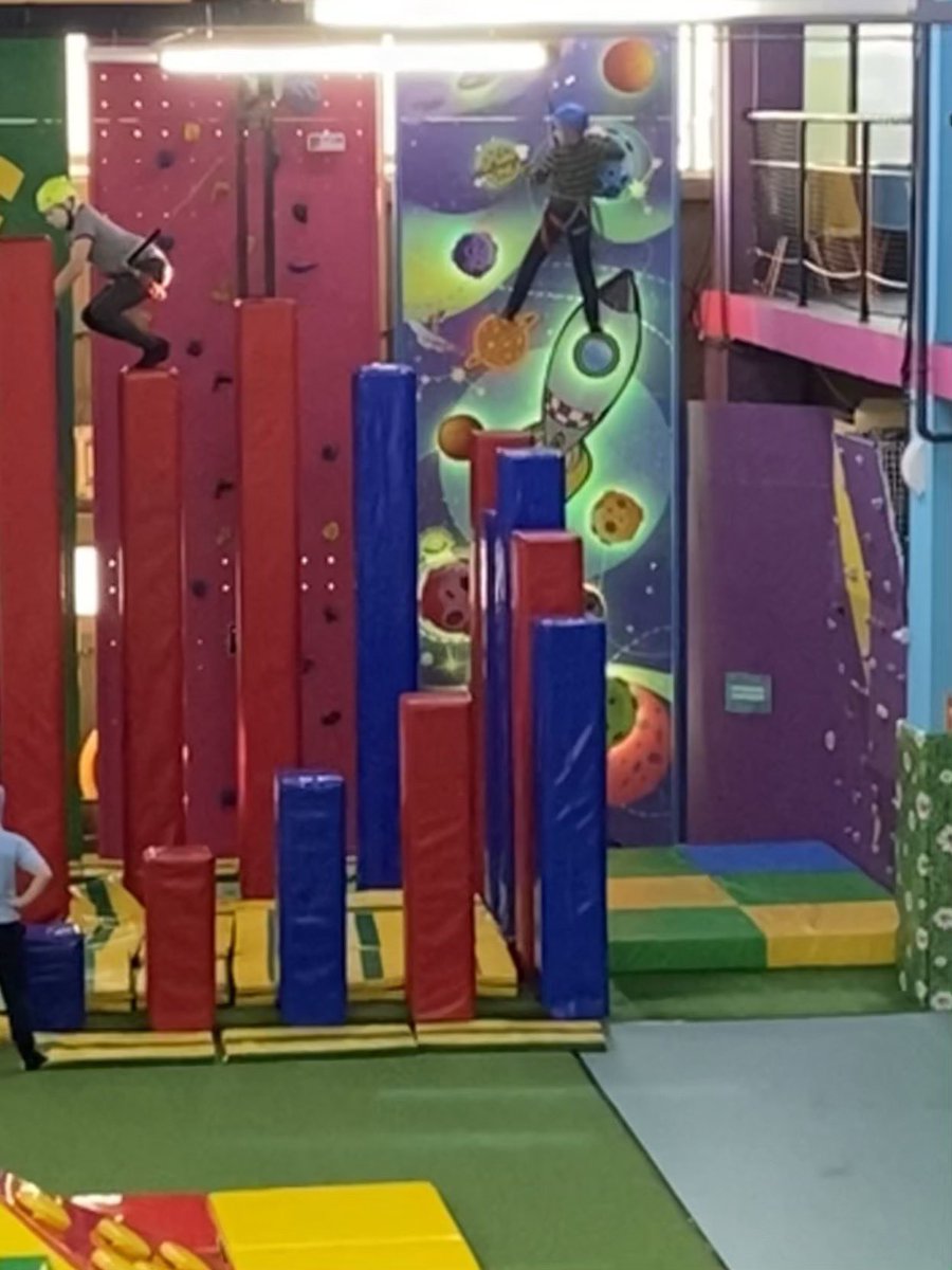 Juliaviv1's tweet image. Воскресное утро
#funjump СПб
Детям тут супер!