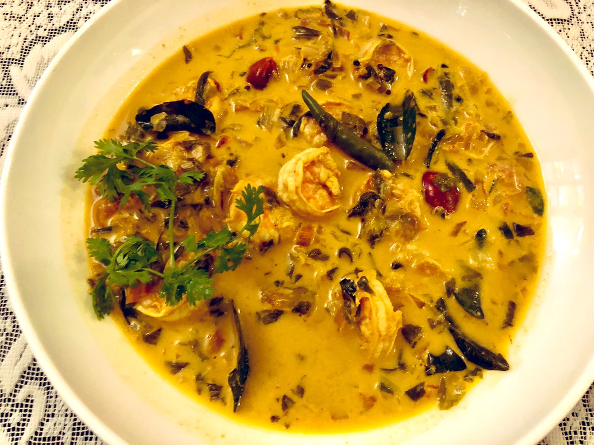 Cloud_Surfer27's tweet photo. The holiday hangover .. 

Golden fried prawns, Recheado Mackerel
Prawn coconut curry
Bebinca, dodol n doce 

#lunch #prawncurry #goansweets #foodietwitter https://t.co/I7waeV9Oqa