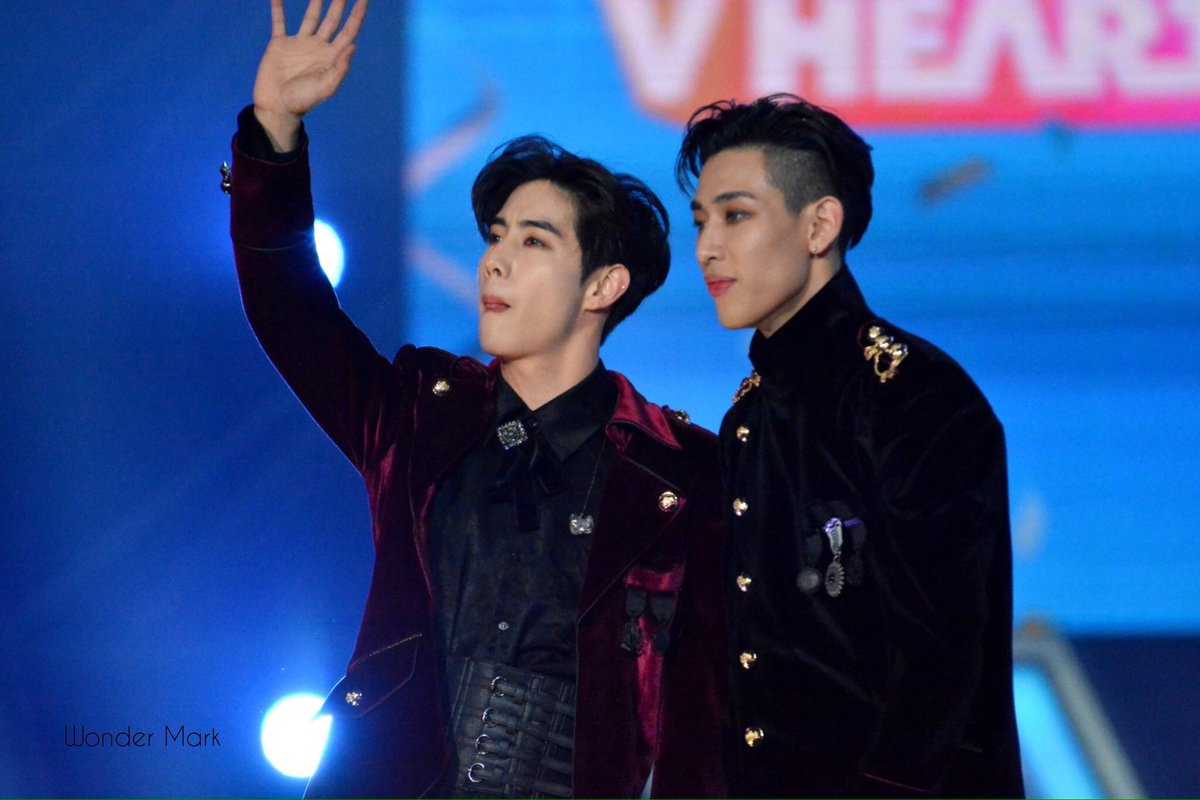 Innocent97d's tweet photo. วันนี้รู้ทิศทางของพี่มาร์คจะเดินทางกลับ LA มันบีบหัวใจเหลือเกิน 10ปี ที่เขาอยู่เคียงข้างกัน 10ปีที่เขาดูแลกัน แต่พอมาถึงวันที่ต้องรับรู้ คนพี่ต้องบินกลับสู่บ้านที่แท้จริง คนล่ะฝังซีกโลก กับน้องแบม มันทำใจยากลำบากเหมือนกัน  หวังว่าจะมีภาพน้องบินไปหาพี่LAสักวัน #MarkBam #MTBB https://t.co/Stbys48g04