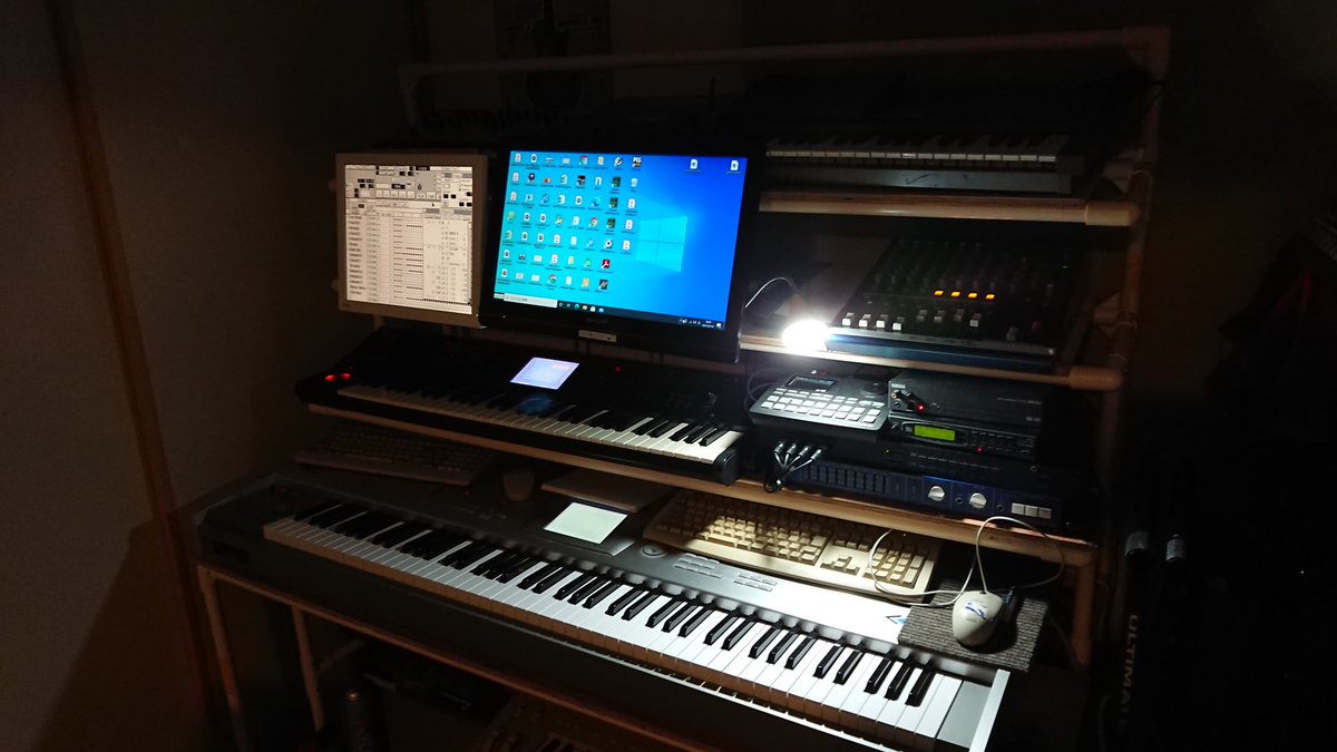 al25corta's tweet photo. 四半世紀集めてきた機材が全部繋がった。。。今更?
#PC98
#MSDOS
#ToolDeMusicStudio
#TrinityProX
#05RW
#M50
#Minilouge
#SC33
#JX8
#A880
#MU90B
#DX27 https://t.co/Tg6iR98x9W