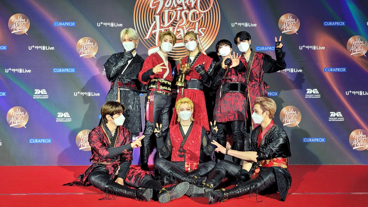 Stray_Kids's tweet photo. [스키지기]
스트레이 키즈가 골든디스크 어워즈에서 베스트 퍼포먼스상🏆을 수상했어요!🎉
한 해 동안 스키즈의 퍼포먼스를 사랑해 주신 STAY분들 감사합니다🥰

#StrayKids #스트레이키즈
#神메뉴 #GodsMenu
#BackDoor #백도어
#YouMakeStrayKidsStay
#골든디스크어워즈 #goldendiscawards https://t.co/9xCfdtQQqx