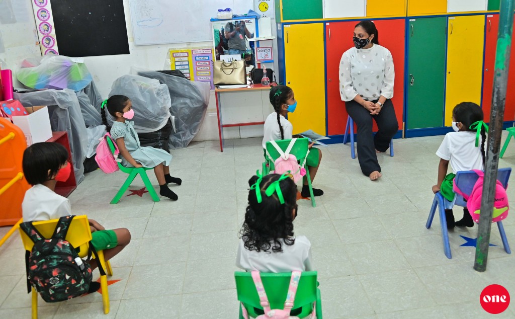 MoEdumv's tweet photo. ކޯވިޑް19ގެ ފުރަބަންދާ ގުޅިގެން ގިނަ ދުވަސްތަކެއްވަންދެން ބަންދުކުރުމަށްފަހު ޕްރީސްކޫލްތައް އަލުން ހުޅުވުމާގުޅިގެން މިނިސްޓަރ @aisthly ފަލާޙް ޕްރީސްކޫލަށް ޒިޔާރަތްކުރައްވާ ދަރިވަރުންނާ ބައްދަލުކޮށްލެއްވުން. https://t.co/gO9xgLWO2E
