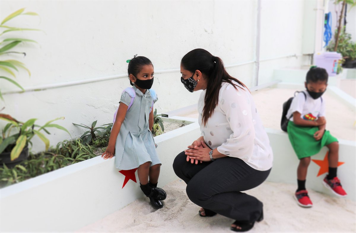 MoEdumv's tweet photo. ކޯވިޑް19ގެ ފުރަބަންދާ ގުޅިގެން ގިނަ ދުވަސްތަކެއްވަންދެން ބަންދުކުރުމަށްފަހު ޕްރީސްކޫލްތައް އަލުން ހުޅުވުމާގުޅިގެން މިނިސްޓަރ @aisthly ފަލާޙް ޕްރީސްކޫލަށް ޒިޔާރަތްކުރައްވާ ދަރިވަރުންނާ ބައްދަލުކޮށްލެއްވުން. https://t.co/gO9xgLWO2E