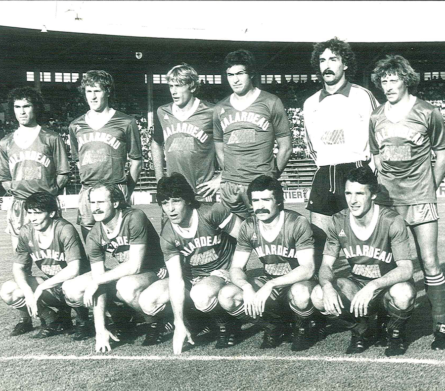 En 1979, l’UST adoptera le nom de Toulouse FC, et obtiendra, par la même occasion, le statut professionnel.Soutenu par la mairie, le club détient des finances bien meilleures, ce qui lui permet de recruter des anciens joueurs de D1, en vue d’accéder à la première division.