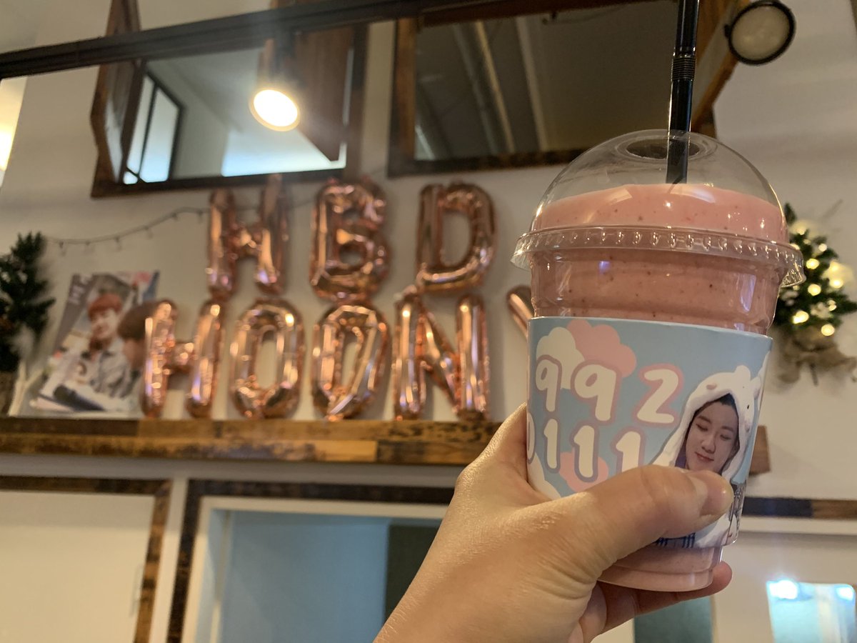 lover_youth4's tweet photo. #이_노랜_이승훈을_위한_세레나데

부산에서도 승훈이의 생일을 축하할 수 있는 공간이 있어서 넘 행복했어요💙
@bomdolbana_w 님 이벤트 열어주셔서 감사합니다. 코시국에도 후니 생일주간만큼은 넘 행복하고 따뜻하네요💓💓
딸기라떼로 후니 느낌 제대로 내고 온 오늘, 미리 생일축하해 승훈아🎉 https://t.co/1CmVT3nkij
