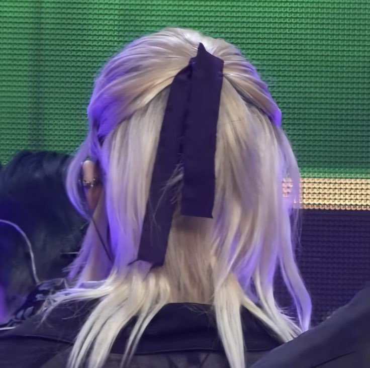 to the person that styles hyunjins hair i love you