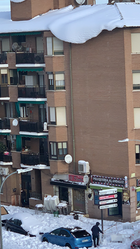 policiapinto's tweet photo. Esta imagen es de esta mañana en la C/ Sta Teresa de #Pinto. Como esta hay muchas y no es posible acotar todas las zonas con peligro de caida de nieve desde tejados o terrazas.

Si transitas por la calle NUNCA lo hagas bajo cornisas, árboles o pegados a fachadas.

#QuedateEnCasa https://t.co/wwkSk3oPtg