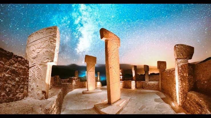 Dünyanın İlk tapınağı olarak bilinen Göbeklitepe’ye git.

📍Şanlıurfa / Örencik Köyü
