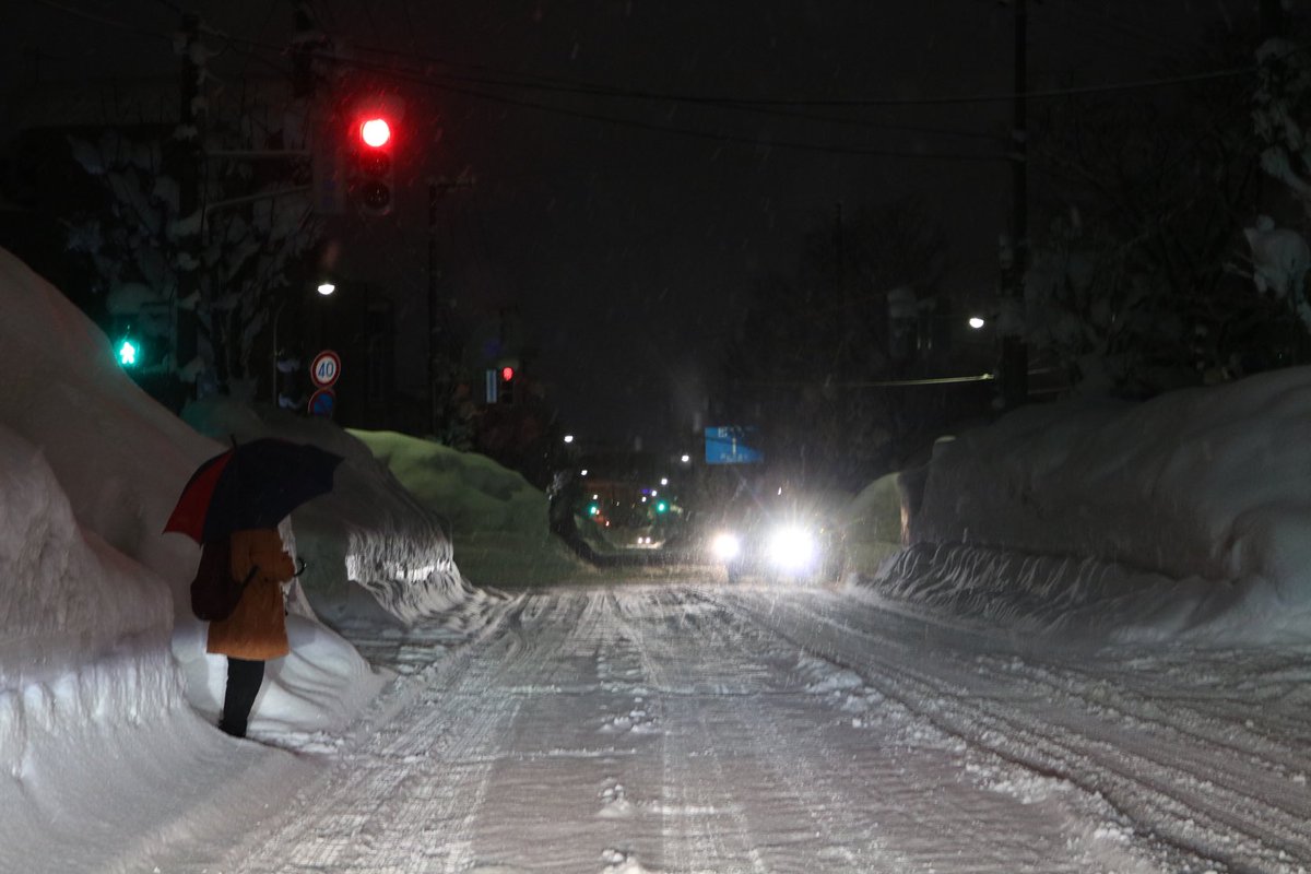 車も人もどこから出て来るか分からない 道路から歩道見えず 道路脇の雪3m超 走っているだけで身の危険を感じる横手市内 毎日雪かきでヘトヘト 雪下ろしは既に2回目 災害レベルの雪 写真は片側2車線の大通りですが2車線分雪で消えてます 横手市
