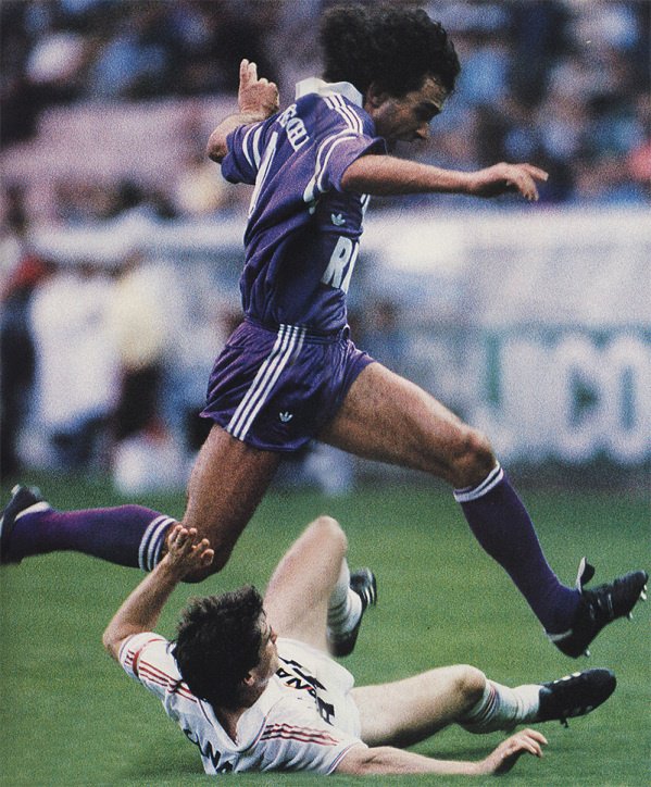 Cela va même attirer Rocheteau pour la fin de sa carrière, qui fera son dernier match en professionnel en 1989 sous le maillot violet.Cependant, le début des années 1990 est bien plus compliqué pour les toulousains, d’autant plus que le TFC a des difficultés financières.