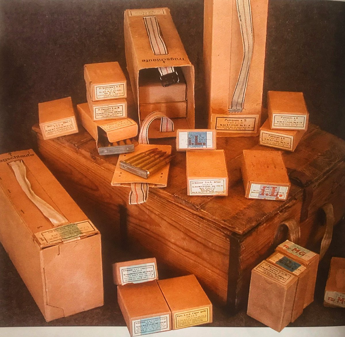 Labelling was varied. Standard ‘ball’ ammo had white labels & yellow/buff for tracer.Projectile rounds such as ‘SmK’ were generally printed in red. The majority were printed in black, with batch detail info etc. Steel cases had a vertical blue stripe on the label. 4)