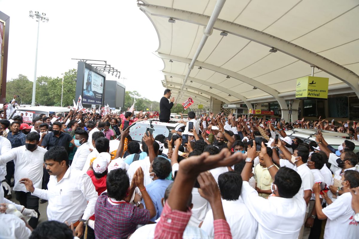 maiamofficial's tweet photo. 5 ம் கட்ட தேர்தல் பிரச்சாரத்திற்காக கோவை வந்தடைந்த தலைவர் திரு. @ikamalhaasan அவர்களை பொதுமக்கள் மற்றும் கட்சி தொண்டர்கள் உற்சாகமாக வரவேற்றனர்.

#LeaderforTN
#சீரமைப்போம்_தமிழகத்தை
#தலைநிமிரட்டும்தமிழகம் https://t.co/inJ4AuCfLv