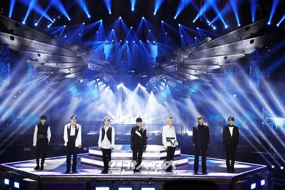 jimintoday__'s tweet photo. 제35회 골든디스크어워즈 퍼포먼스 기사사진(1)

#BTS #방탄소년단 @BTS_twt https://t.co/Mld8naMWyt
