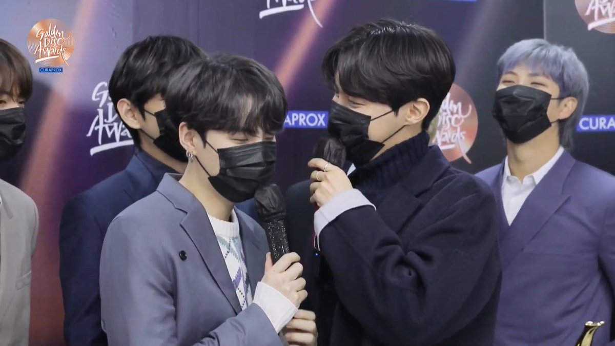 sugacvlt's tweet photo. MR MIN YOONGI WHY CANT U LOOK AT THEIR EYES https://t.co/ZPusKeXqDn