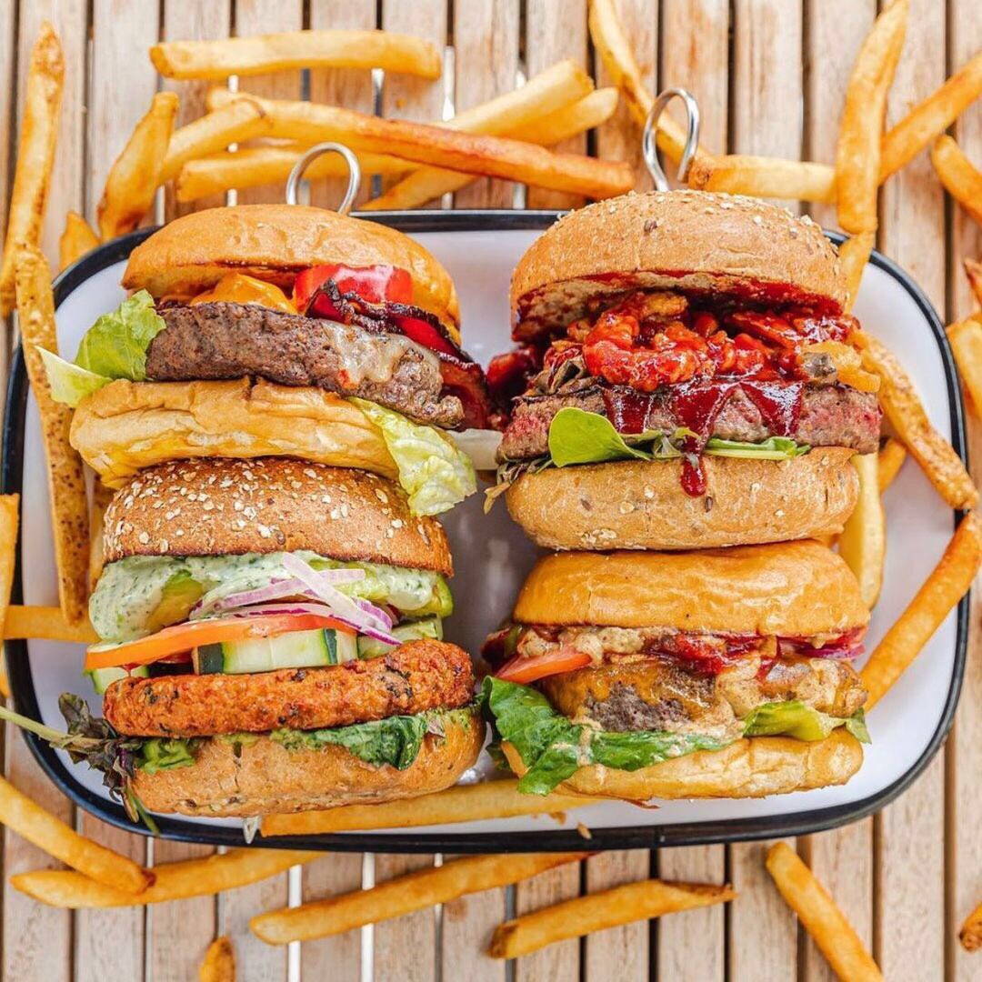 bareburgeruae's tweet photo. Let’s make it a perfect start 🍔😋
HAVE A GREAT WEEK!

دعونا نجعلها بداية مثالية.
نتمنى لكم بداية اسبوع جميلة

#bareburger #bareburgeruae #sandwich #food #foodporn #foodie #lunch #sandwiches #newmenu #foodphotography #foodstagram #breakfast #yummy #burger #delicious https://t.co/ySfBlyMcVK