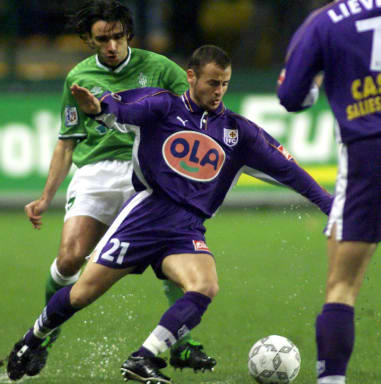 En effet, il fait l’ascenseur entre la D1 et la D2 jusqu’en 2001, où il est contraint d’aller évoluer en National à cause d’un déficit financier. A la suite de cette relégation en troisième division, le Toulouse Football Club est repris par l’homme d’affaire Olivier Sadran.