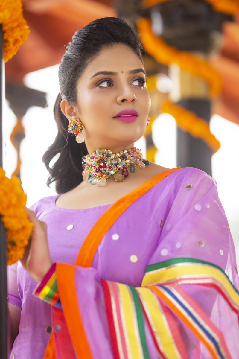 MukhiSree's tweet photo. “Sankranthi Sambaralu” 😍
On @ZeeTVTelugu this 13th and 14th!
This look for Bhogi ☺️
Stay tuned ❤️
#SankranthiSambaralu #Bhogi #sreemukhi #zeetelugu https://t.co/UEbZq1kzMU