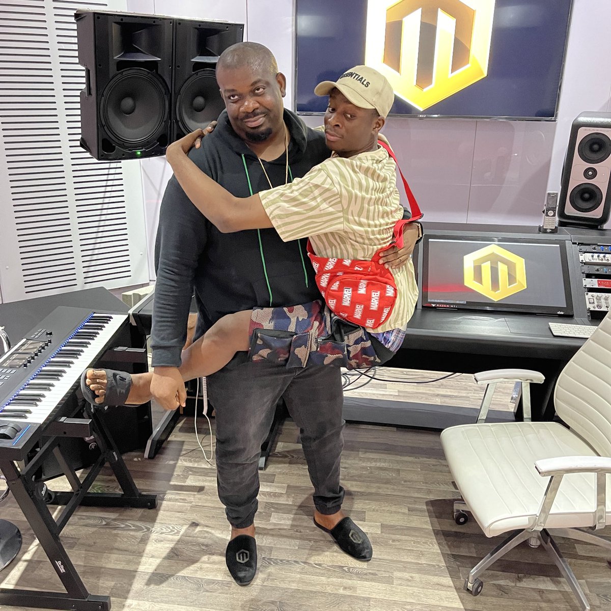 sydney_talker's tweet photo. I just signed @DONJAZZY 😎 https://t.co/JXzZGP9cGa