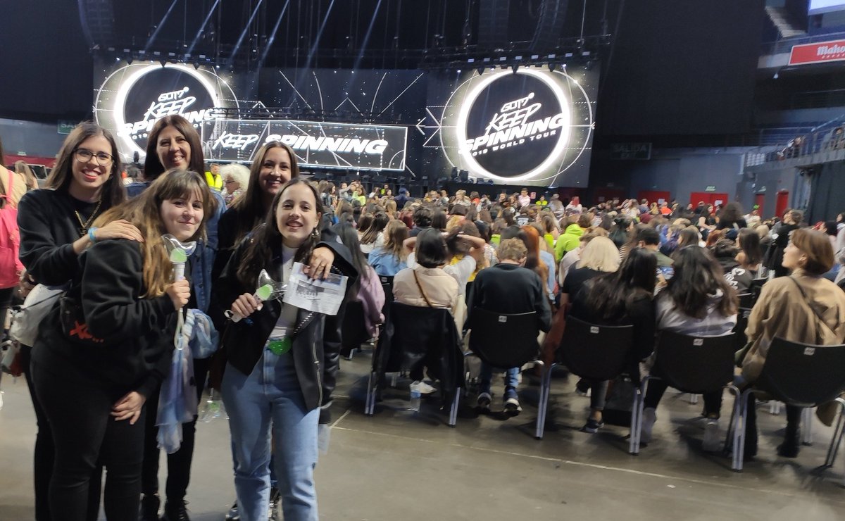 RomeritoAna's tweet photo. This morning I got up and found the news about got7. Right now I am very happy for them but at the same time I am super sad bc I will never see them as a group again 😭 The memories of the concert in Madrid and the hitouch are coming to my head again and again 💚
#7orNEVER #GOT7 https://t.co/7RM6StwMe6