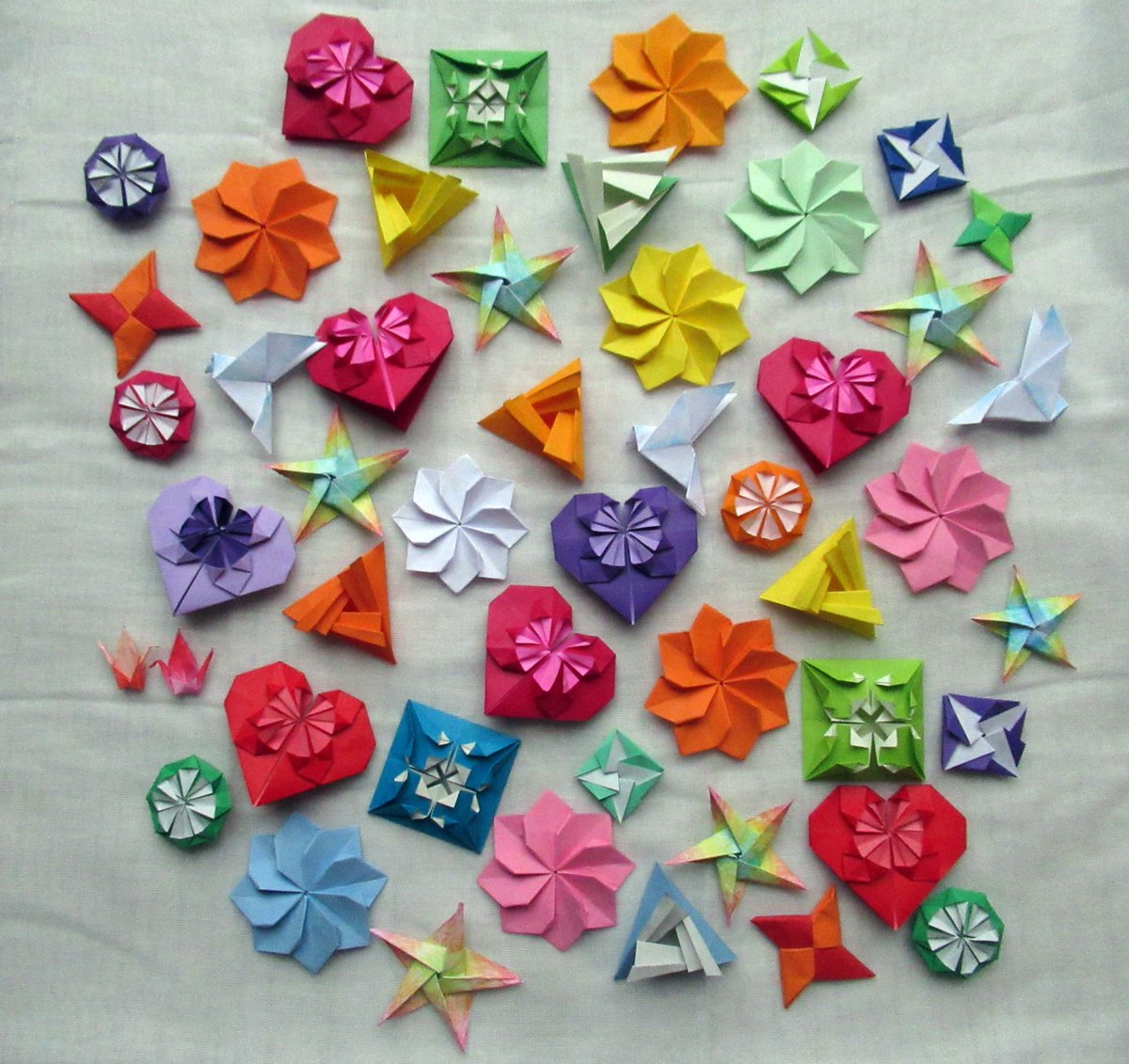 DrLizzieBurns's tweet image. Woohoo! Folded 48 pieces including in wellbeing &apos;Origami packs&apos; I&apos;m making for colleagues working on the front line @uclh caring for patients with COVID and in oncology in support. Thank you for all you&apos;re doing. @RebeccaMLiv. Due to send this week! @UCLHCharity #OneTeam