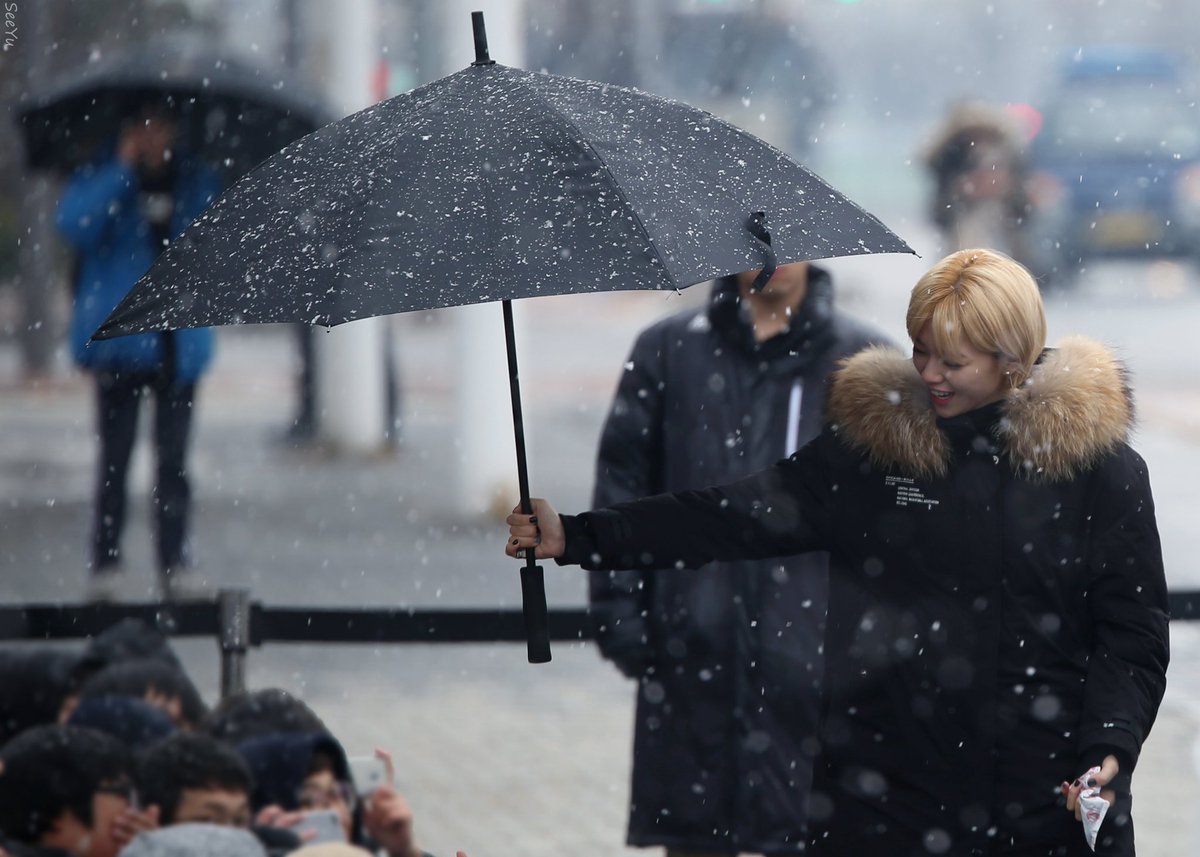 One of the most iconic Jeongyeon photos. Cheesy as it is. Jeongyeon's been our guardian angel for years. Is it too much to ask you all to be her guardian angel now that she needs us?

#WeLoveYouJeongyeon <a href="/JYPETWICE/">TWICE</a>