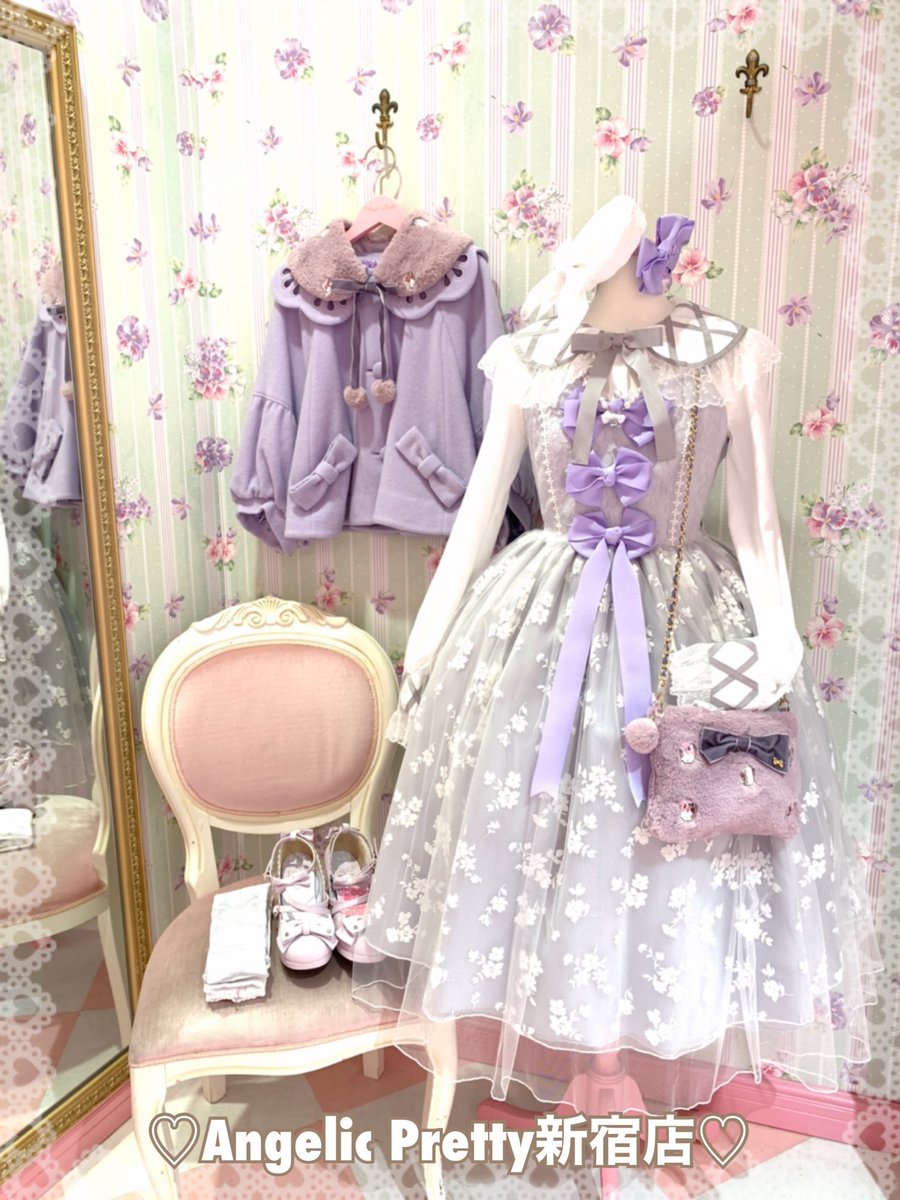 AP_shinjukuten's tweet photo. こんばんは❣️
✨Dressy Tullジャンパースカート✨をグレー×ラベンダーでまとめたコーデのご紹介です🎀
キラキラビジューのファーアイテムも合わせて、エレガントなコーデにしてみました❤️ https://t.co/YXmmDMxM04