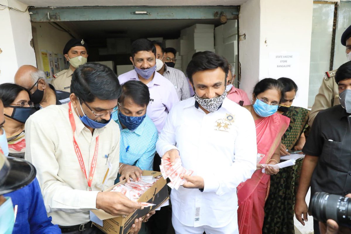 DrSudhakar_'s tweet photo. ಬೆಂಗಳೂರಿನ ಆನಂದ್ ರಾವ್ ವೃತ್ತದ ಬಳಿಯಿರುವ ಆರೋಗ್ಯ ಮತ್ತು ಕುಟುಂಬ ಕಲ್ಯಾಣ ಇಲಾಖೆಯ ಹಳೇ ಕಟ್ಟಡದಲ್ಲಿ ಕೊರೊನಾ ಲಸಿಕೆ ವಿತರಣೆಗೆ ಅವತ್ಯವಿರುವ ಸಿರಿಂಜುಗಳು ಮುಂತಾದ ಉಪಕರಣಗಳ ದಾಸ್ತಾನು ಮತ್ತು ಶೇಖರಣೆಗೆ ಮಾಡಲಾಗಿರುವ ವ್ಯವಸ್ಥೆಗಳನ್ನು ಪರಿಶೀಲಿಸಲಾಯಿತು.

@BSYBJP @DHFWKA https://t.co/VZYLAIAgW5