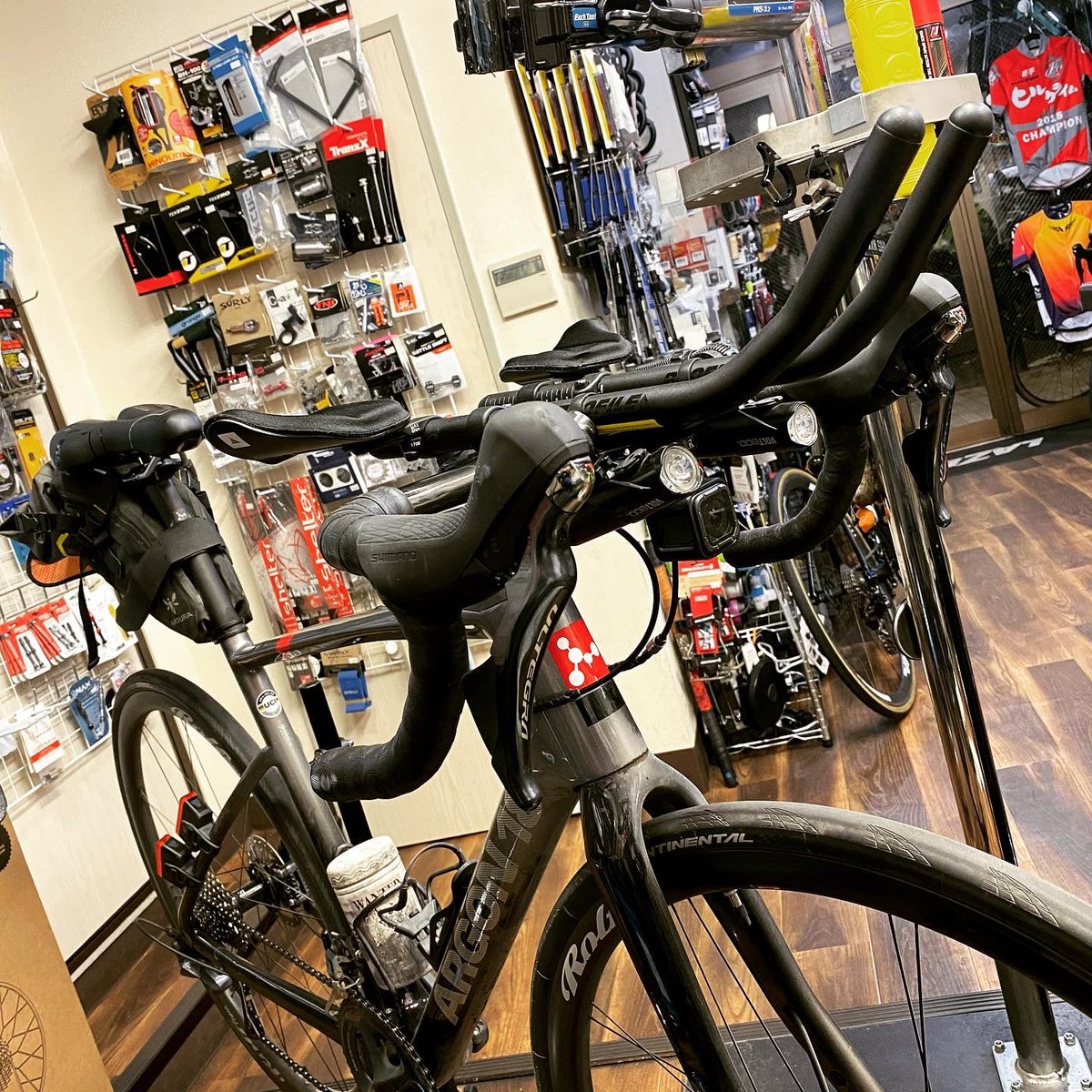 u2bikes's tweet photo. フルアーマー、ミーティア、最終決戦仕様、センチネル、、、🤔
シンプルだったバイクが用途に合わせ某シリーズの決戦仕様なフォルムに😆
持主のスタイルに合わせて変化してゆくバイクをみるのは楽しみのひとつです☺️
#U2BIKES #ARGON18 #KRYPTONPRO #カスタム #用途に合わせて https://t.co/ghTLo8u9R6