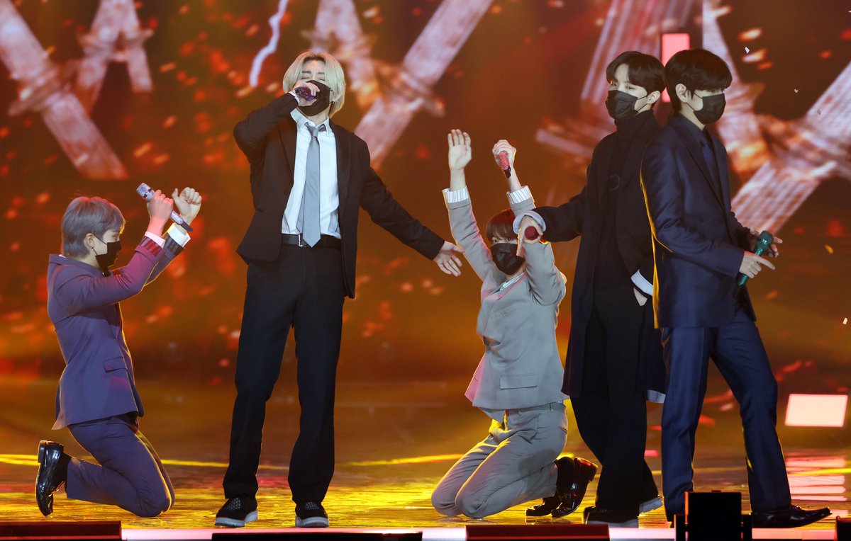 _GoldenDisc's tweet photo. The 35th Golden Disc Awards with #CURAPROX

ALBUM OF THE YEAR🏆

@bts_bighit on the 35th Golden Disc Awards encore stage!

#방탄소년단 #BTS

#골든디스크어워즈 #goldendiscawards
#골든디스크 #goldendisc #gda
#큐라프록스 #큐라덴 #curaden https://t.co/JSGSqGJq0O