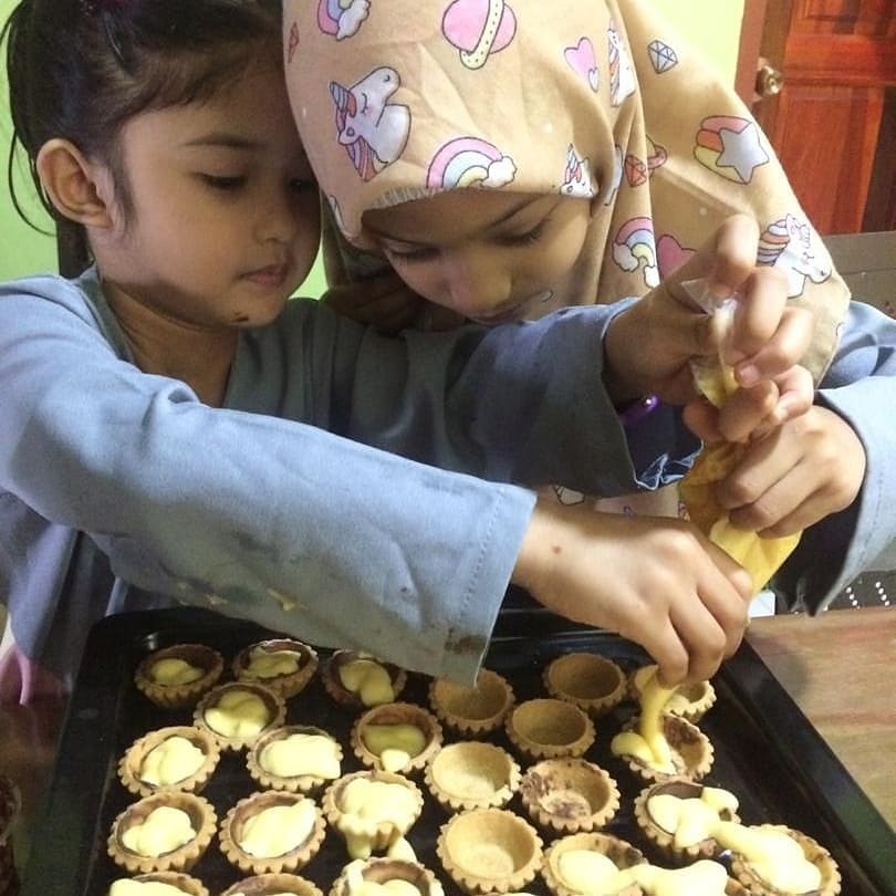 Nik_Amerisha's tweet photo. Alhamdulillah, settle kelas buat Fruit Tarts😍
.
Terima kasih Najla, Nadhira, Batrisyia, Arisha dan Sofea join kelas hari ni 😍
.
#kidsbakingclassmelaka
#kidsbakingclass
#kidsbakingclasses 
#fruittart
#fruittartmelaka
#fruittartcheng
#kelasdessert https://t.co/W0HJwv8Aoi