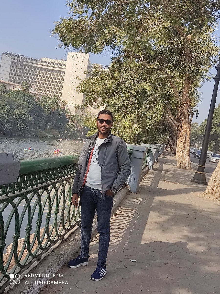 أسعِدُوا مَنْ تَحِبُون ؛ فَالمُوتْ لَا يَستَأذِن أحَدُهُم حِينَ يَقتَربْ .. !💜