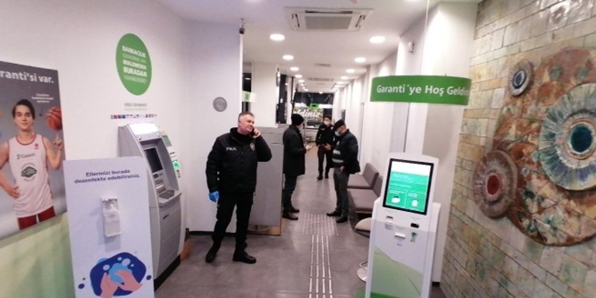 Halaskargazi Caddesi'nde 218 numaradaki bankaya giren hırsızlar, bankanın içinde bulunan elektrikli ısıtıcı ve portatif engelli rampasını çalıp kaçtı.