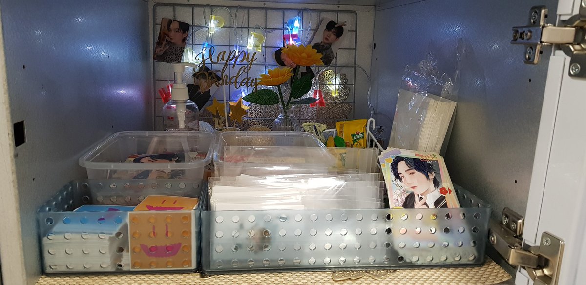 haemil_ciun's tweet photo. 4. 홍대입구역 물품보관함(@HBD_kenta)
생일 맞이 굿즈들이 모인 물품보관소를 그냥 지나칠 수 없죠❤ 사용 시간 때문에 부랴부랴 뺐지만 예쁜 그림과 스티커에 눈 정화 제대로 했습니다😍 온라인 전시회에 물품보관소까지 마련해주셔서 감사해요💙💛

#ARTIST_KENTA_DAY #1월의햇살_켄타야_생일축해해 https://t.co/Y3zQNA1yJE