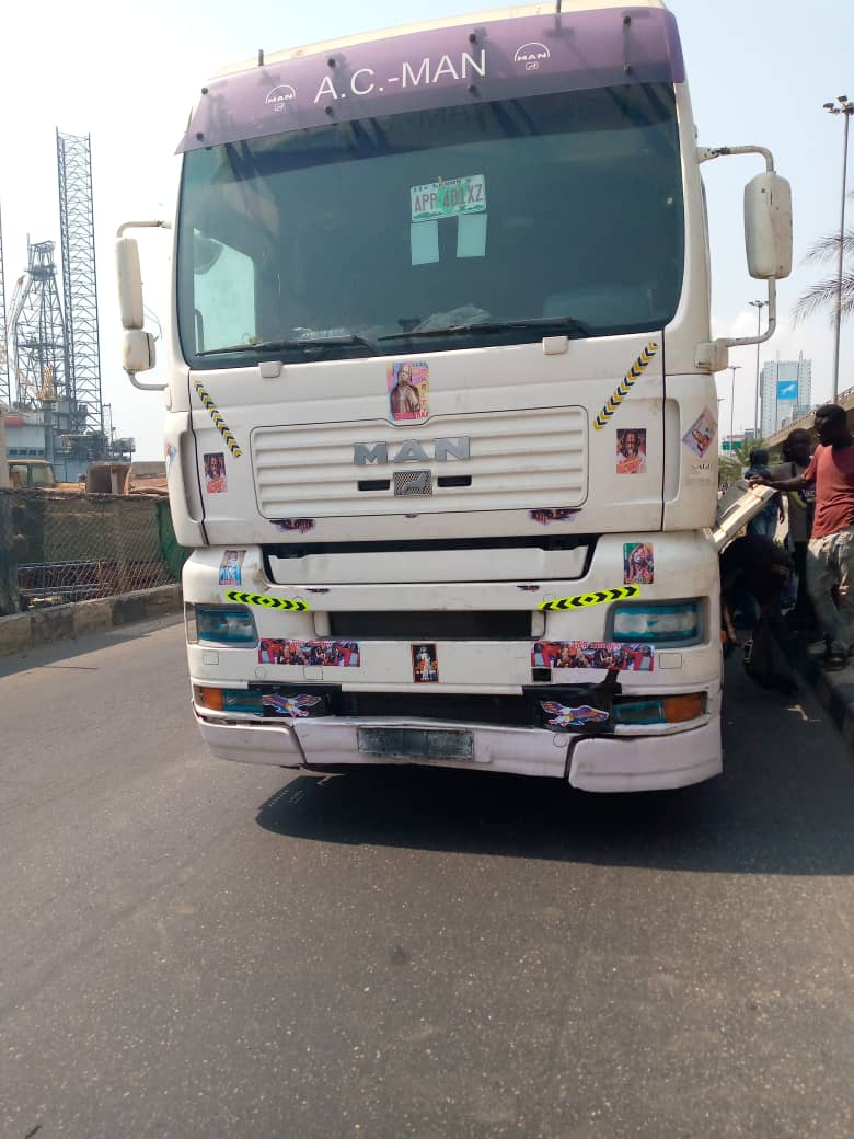 trafficbutter's tweet photo. VIA @lagostrafficup1: [2:40pm] #UpdateAn articulated vehicle laden with container broke down at water side inward State house, the mechanics are still working on it, meanwhile it has caused backlog to Apongbon. https://t.co/OBsLC7gXAq