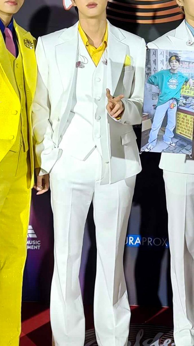 KSJLOOKS's tweet photo. Seokjin in this three piece suit 😳 https://t.co/HWSmvbMIJN