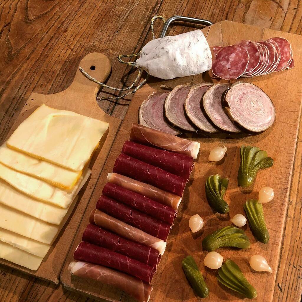 mememoniq's tweet photo. Raclette en vue 😉#raclette #racletteparty #raclettecheese #raclettetime #cuisine #food #homemade #faitmaisonhttps://instagr.am/p/CJ3JI87hLPW/ https://t.co/XPeWGeEFnc