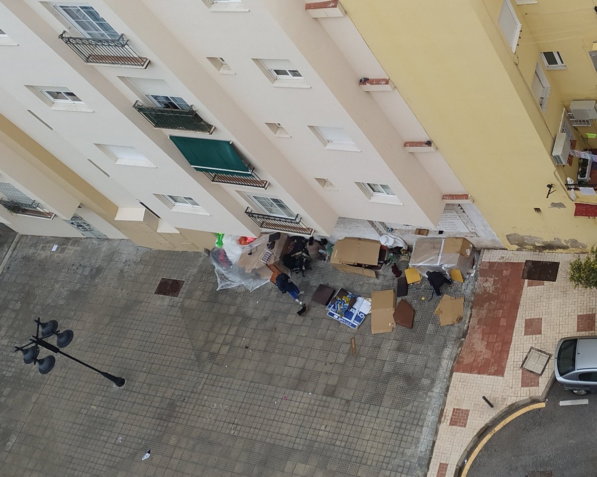anacrespy's tweet photo. Los indigentes han montado un campamento en pasaje Eguiluz, en esta misma calle hay dos zonas más así, @malaga alguna solución? Llevan ahí varios meses @opiniondemalaga @101tvMalaga @PTV_Malaga @adirecto #malaga https://t.co/SQFcAxr2l6
