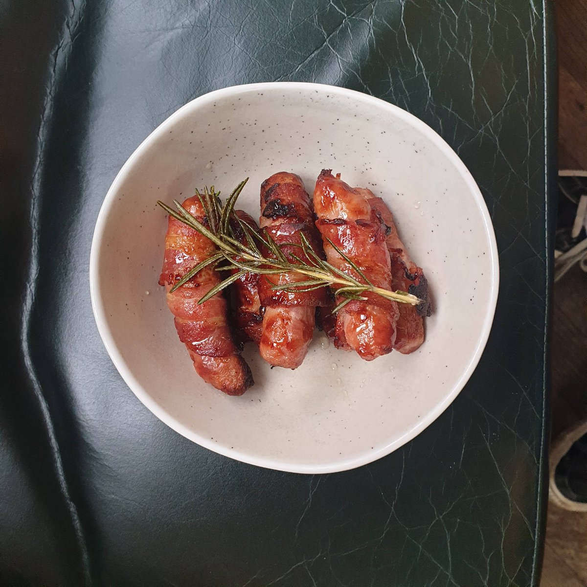 Its Sunday! And you know what that means... 

Takeaway Small Plate Sunday Roasts are back! 

Available 12pm-6pm.

Order by phone, lines open now for preorders: 01242 573700