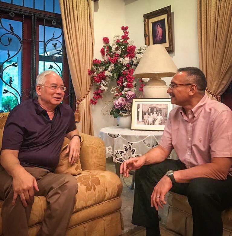 HishammuddinH2O's tweet photo. Berdua dengan @NajibRazak, bertemu di kediaman Allahyarhamah Tun Rahah tadi. https://t.co/8s0sJGdb85