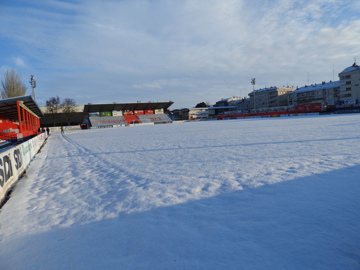 cdcalahorra's tweet photo. Amigos del @cdtudelano 

Nos han suspendido el partido pero, ¿como veis unas carreras de trineos? 🛷

**El acceso a La Planilla sería con forfait 🎟 y con revisión de temperatura 🌡🥶

¿Aceptáis? 🤞🏼

#FamiliaRojilla https://t.co/1FSMqrMDvT