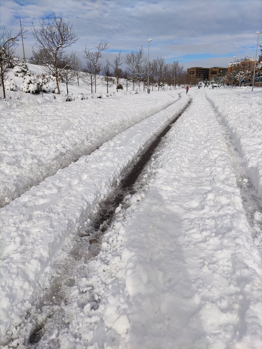 AvLasTablas's tweet photo. Esto no es el paseo de la Castellana, o Núñez de Balboa,  pero se pagan los mismos impuestos.  @MADRID @JMDFuencarral las Tablas está abandonada. https://t.co/8sB7GjsqiP