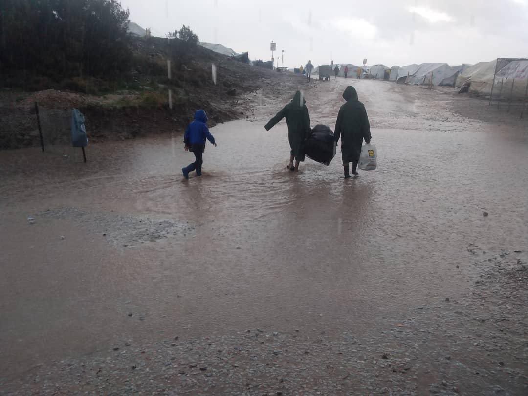 Aktuell bekomme ich fast jeden Tag Bilder wie diese aus dem Camp #KaraTepe auf Lesbos zugeschickt. Es regnet laut Wetterbericht die ganze nächste Woche weiter. Am Donnerstag hat es nur noch 8 Grad. Wir dürfen hier nicht weiter zusehen!