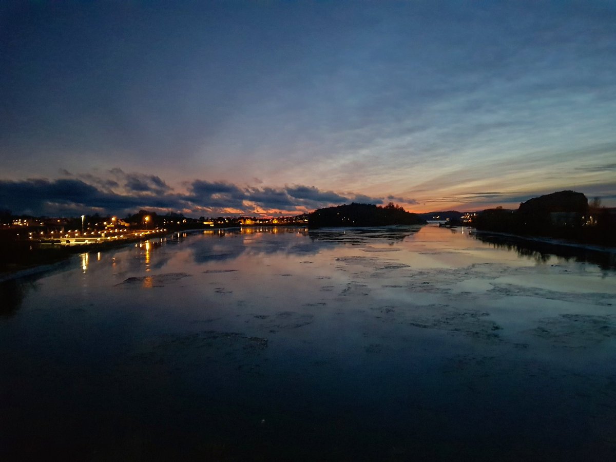 Barbroeftedal's tweet photo. Utsikten i fra gloppebrua i går 🌅❤#nummedalslågen 💙💜🧡 https://t.co/0sGOEygDa2