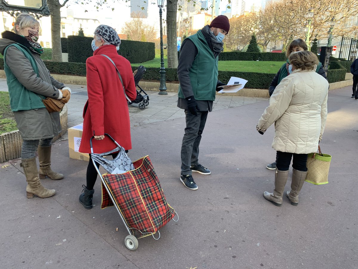 PPuteolien's tweet photo. 2021 redémarre comme 2020 ! L’équipe du #printempsputeolien à pied d’œuvre pour limiter les dégâts écologiques des cartes de vœux de la mairie de #Puteaux. 🌳 Rapportez la vôtre sur le marché Chantecoq les dimanches de janvier à 11h ! La planète vous dit merci 😊 https://t.co/Hld5e4TBnd