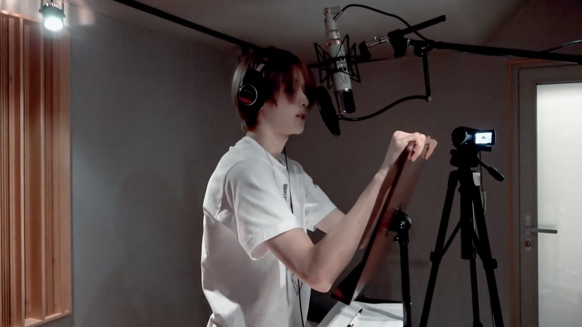 ถามว่าซองชานสูงแค่ไหนก็คือดูที่เพดานห้องอัด คือกล้องมุมเดียวกันเป๊ะ ละไมค์ซองชานสูงมาก อีกนิดเดียวหัวจะชนเพดานห้องละ 5555555555555555