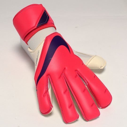 gkls_clothes's tweet photo. Finally out the new colorway of @nikefootball Vapor Grip 3 RS PROMO🤯
This new colorway is available also in the Spyne, Premier and Gunn Cut models.

What do you think about this new Nike collection?🤔 #_gkgloves https://t.co/haKmcVYWb5
