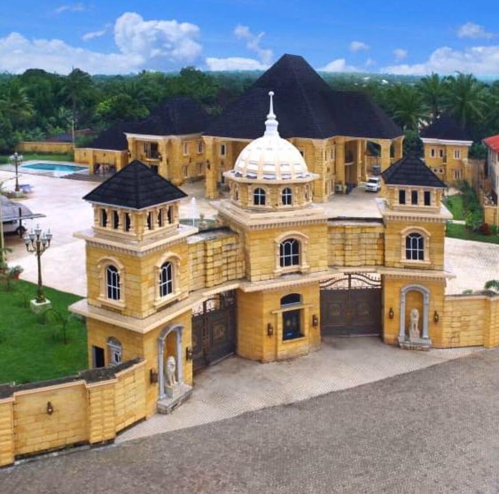 Wow check out this beautiful mansion located in Nnobi in Anambra state,  Nigeria 🇳🇬 The mansion looks amazing 🥰❤️, image size:1024x1015