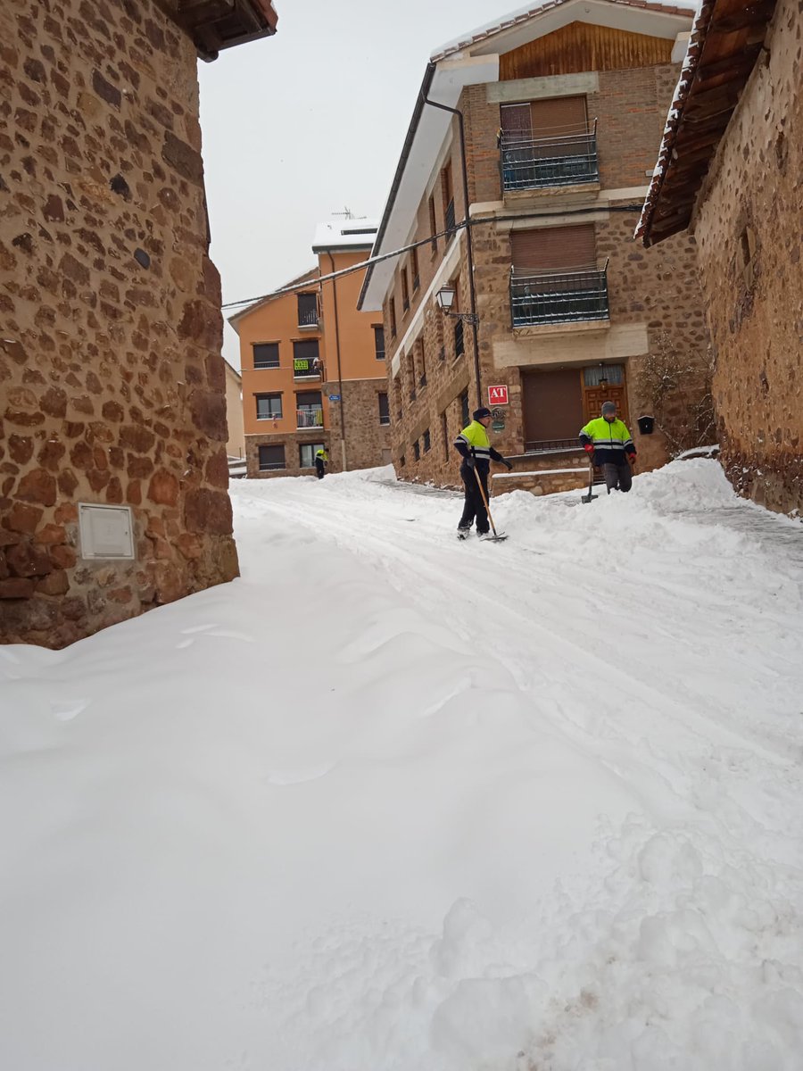 DeCameros's tweet photo. El paso de la borrasca Filomena, ha teñido de blanco las calles de El Rasillo, por lo que los alguaciles trabajan para facilitar el transito en nuestro municipio.
#BorrascaFilomena #DeCameros https://t.co/WJan5Sd3fB